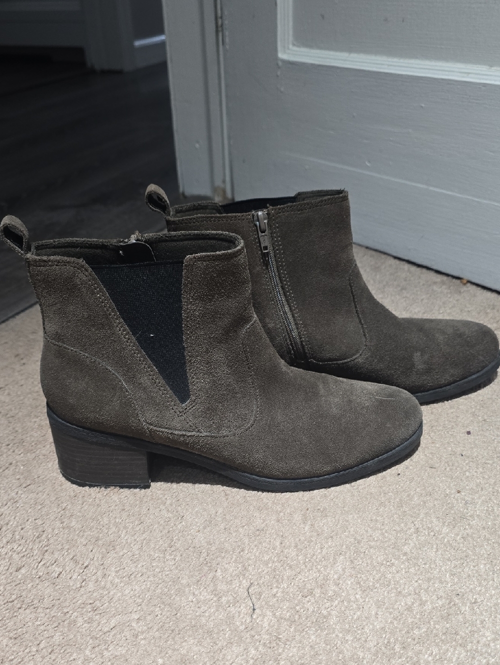 Clarks Suede Chelsea Nevella Bell Ankle Booties SZ 10